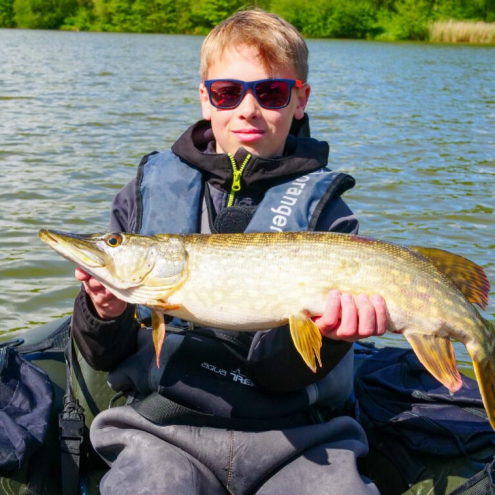enfant avec poisson
